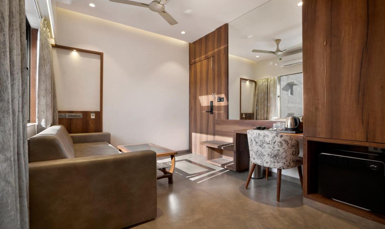 Treebo Premium Savera Inn Mumbai Exterior foto